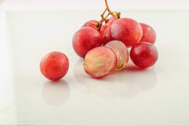  izole kırmızı üzüm