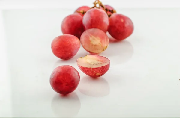 Червоний виноград, ізольовані — стокове фото