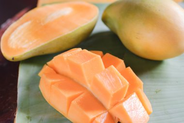 Olgun mango dilimleri muz yaprakları ile