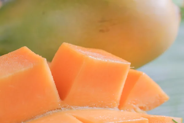 Reife Mango mit Scheiben auf Bananenblättern — Stockfoto