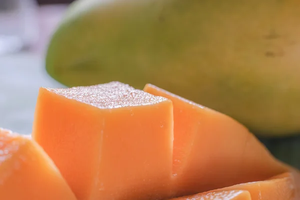 Ripe mango with slices on banana leaves — Stock Photo, Image