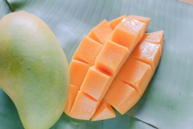Olgun mango dilimleri muz yaprakları ile