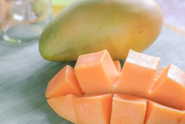 Olgun mango dilimleri muz yaprakları ile
