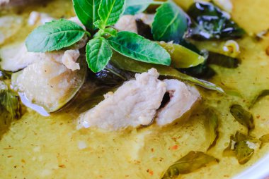 domuz eti ile yeşil köri