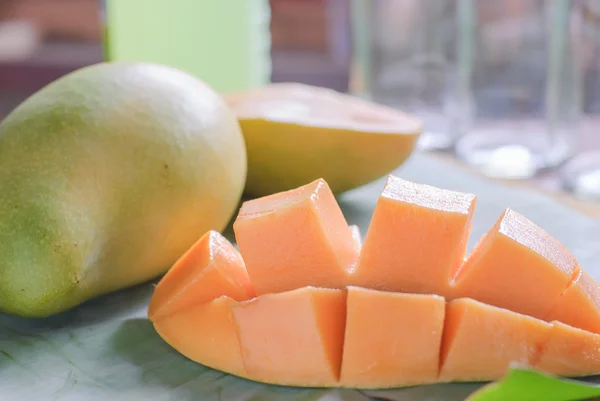 Banánlevél szelet érett mangó — Stock Fotó