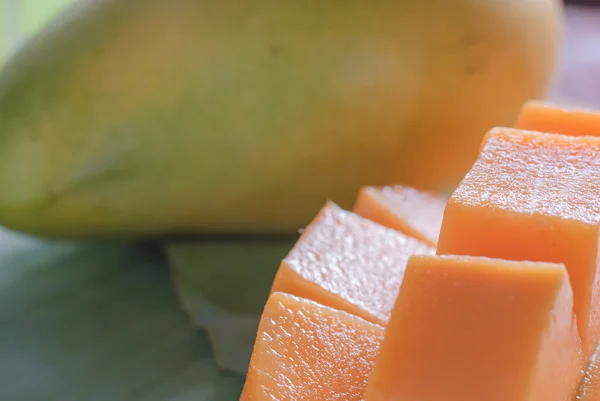 Banánlevél szelet érett mangó — Stock Fotó