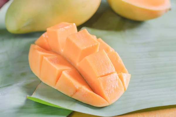 Ripe mango with slices on banana leaves — Stock Photo, Image