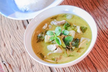 domuz eti ile yeşil köri