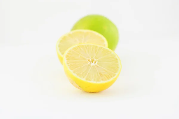 Cytryny na białym tle — Zdjęcie stockowe