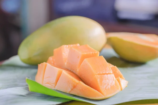 Reife Mango mit Scheiben auf Bananenblättern — Stockfoto