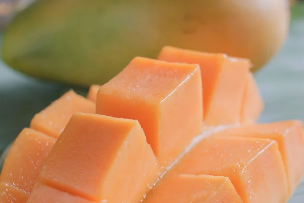 Reife Mango mit Scheiben auf Bananenblättern — Stockfoto