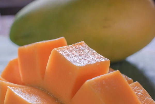 Reife Mango mit Scheiben auf Bananenblättern — Stockfoto