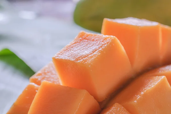 Ripe mango with slices on banana leave — Stock Photo, Image