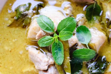 domuz eti ile yeşil köri