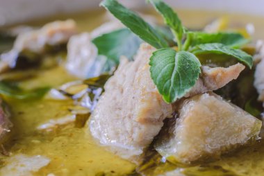 domuz eti ile yeşil köri