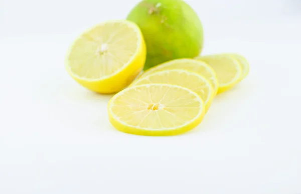 Limón fresco aislado — Foto de Stock