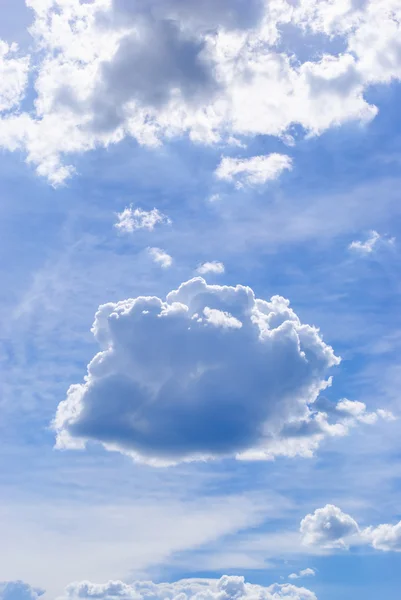 Cloudscape jasne błękitne niebo — Zdjęcie stockowe