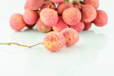 İzole kırmızı Çin meyve 