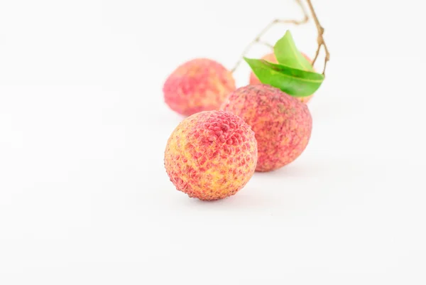 Owoce liczi czerwony na białym tle — Zdjęcie stockowe