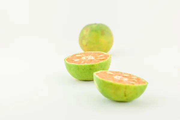 Una naranja aislada — Foto de Stock