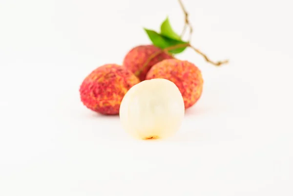 Röd Litchi frukt isolerade — Stockfoto