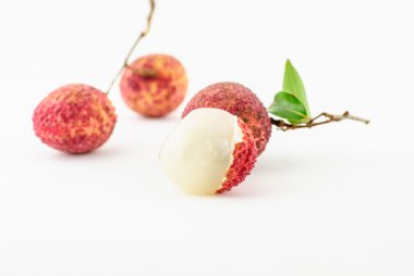 İzole kırmızı Çin meyve