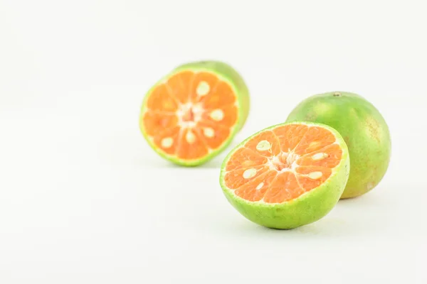 Una naranja aislada — Foto de Stock