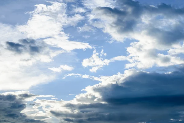 Błękitne niebo z chmurami idealne — Zdjęcie stockowe