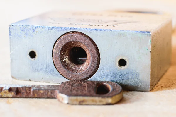 キーを持つ古い鍵穴 — ストック写真