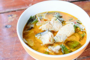 Balıkla kırmızı köri