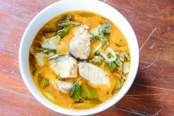 Balıkla kırmızı köri