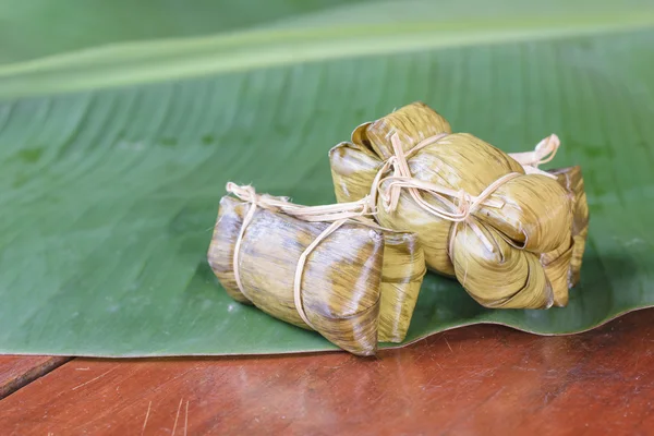Rýže dušená v zelených banánový list — Stock fotografie