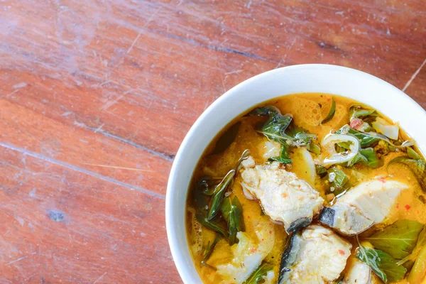 Balıkla kırmızı köri