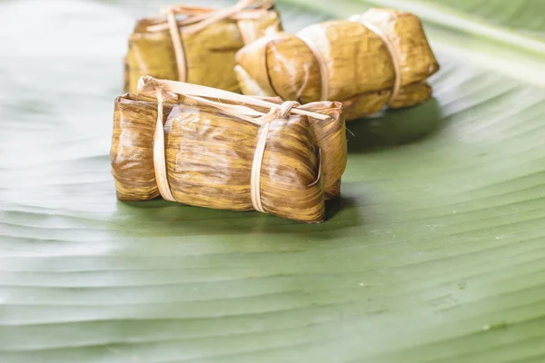 Reis in grünem Bananenblatt gedünstet — Stockfoto