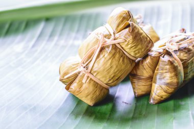 yeşil muz yaprağı haşlanmış pirinç