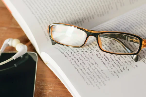 gözlük ve kitap