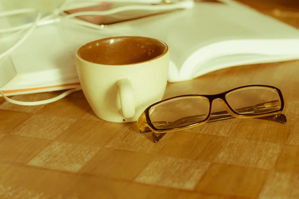 Anteojos y libro —  Fotos de Stock