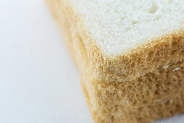 Stück Brot in Großaufnahme isoliert — Stockfoto
