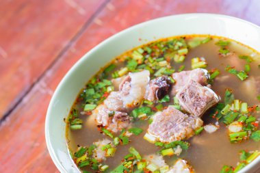 Sığır eti ile baharatlı sıcak ve ekşi çorbası