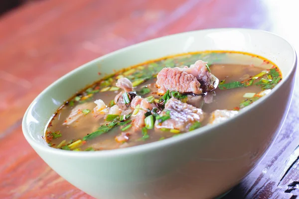 쇠고기 매운 뜨겁고 신 수프 — 스톡 사진
