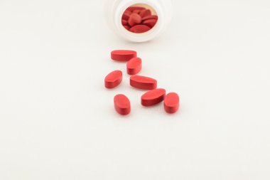 izole kırmızı hapları