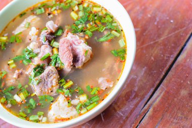 Sığır eti ile baharatlı sıcak ve ekşi çorbası