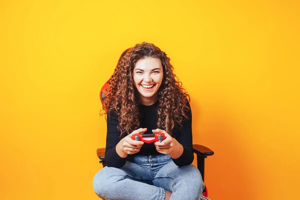 Mujer Sentada Detrás Silla Juego Sus Manos Sosteniendo Gamepad Rojo —  Fotos de Stock