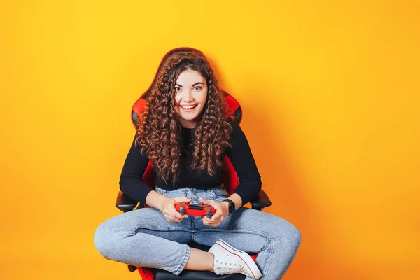 Mujer Sentada Detrás Silla Juego Sus Manos Sosteniendo Gamepad Rojo —  Fotos de Stock