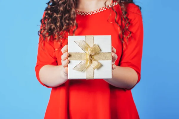 Hermosa Mujer Vestido Rojo Sobre Fondo Azul Con Regalo Sus —  Fotos de Stock