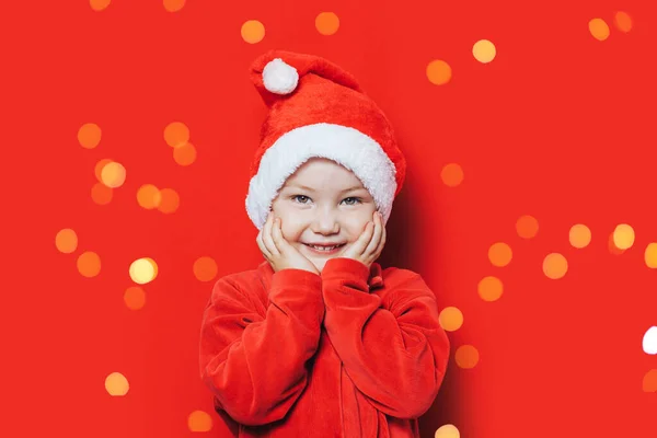 Niño Con Disfraz Rojo Navidad Sombrero Rojo Navidad Cabeza Alegremente —  Fotos de Stock