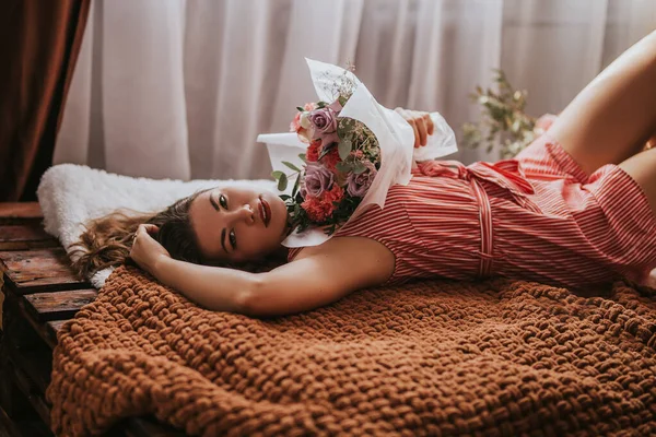 Молодая Женщина Лежит Кровати Деревянных Поддонов Цветами Разных Типов Солнечные — стоковое фото