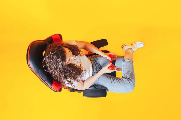 Mulher Sentada Atrás Cadeira Jogo Suas Mãos Segurando Gamepad Vermelho — Fotografia de Stock