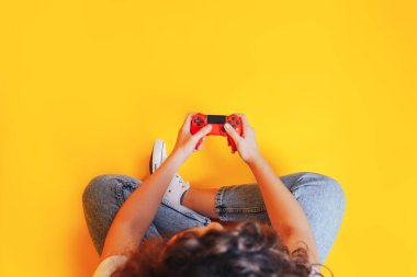 Video oyunları oynayan kadın, boş zaman aktivitesi, kendini tecrit eden yeni hobi kadın, e-spor yapan kadın..