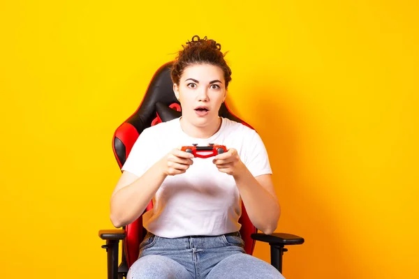 Mulher Jogando Videogames Enquanto Senta Uma Cadeira Jogo Atividade Tempo — Fotografia de Stock